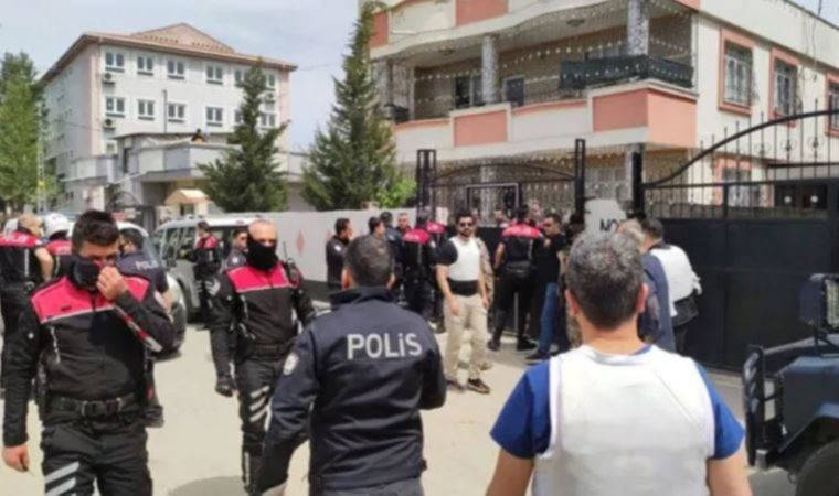 Adana'da kendisini almaya gelen polislere ateş açtı: 1 ağır yaralı (16 Nisan 2022) (Video Haber)