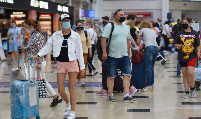 Antalya'ya nisan ayı bitmeden 300 bin kişi geldi (17 Nisan 2022) (Video Haber)