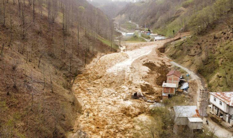 Trabzon’da heyelan; 3 ev toprak altında kaldı (18 Nisan 2022) (Video Haber)