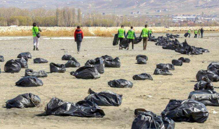 Van Gölü sahilinden 45 ton çöp toplandı (18 Nisan 2022) (Video Haber)