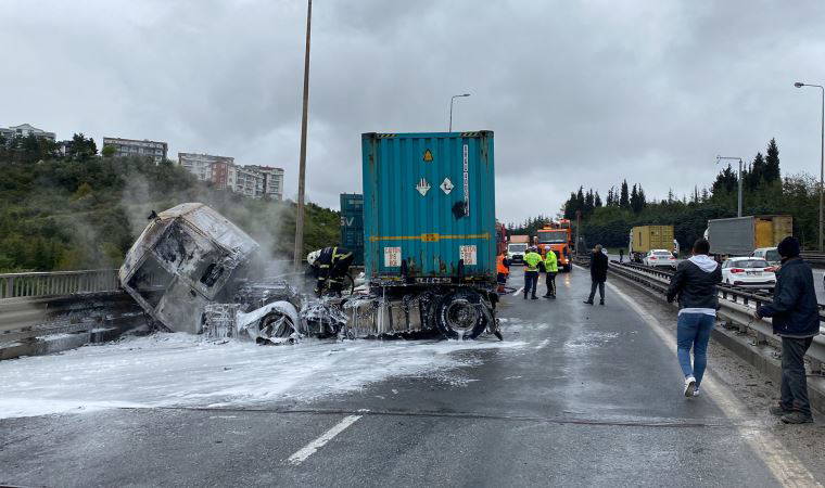 Kocaeli'de TIR yandı; otoyol ulaşıma kapandı (19 Nisan 2022)