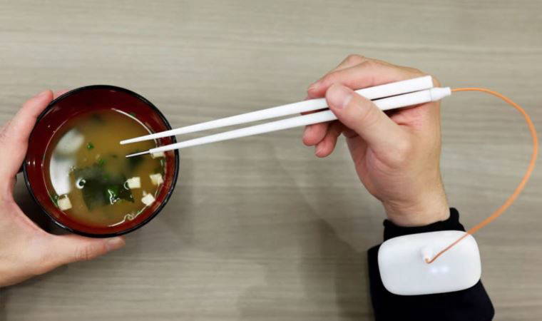 Japonya'dan fazla tuz tüketimine çözüm: Elektrikli yemek çubukları