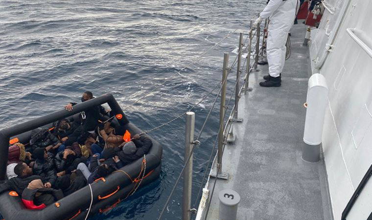 İzmir açıklarında 48 kaçak göçmen yakalandı