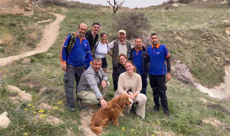 Köpeği kurtarmak için indikleri çukurda mahsur kaldılar