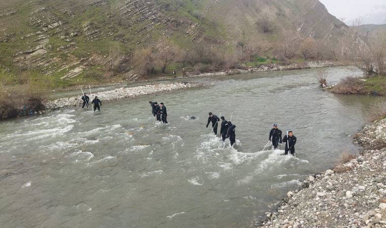 Çaya düşüp kaybolan asteğmenin cansız bedenine ulaşıldı