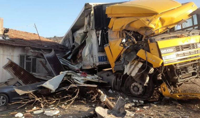 Kastamonu'da korkunç kaza: Kamyon eve girdi