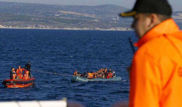 Ege Denizi'nde göçmenleri taşıyan bot battı: 1 ölü, 4 kayıp