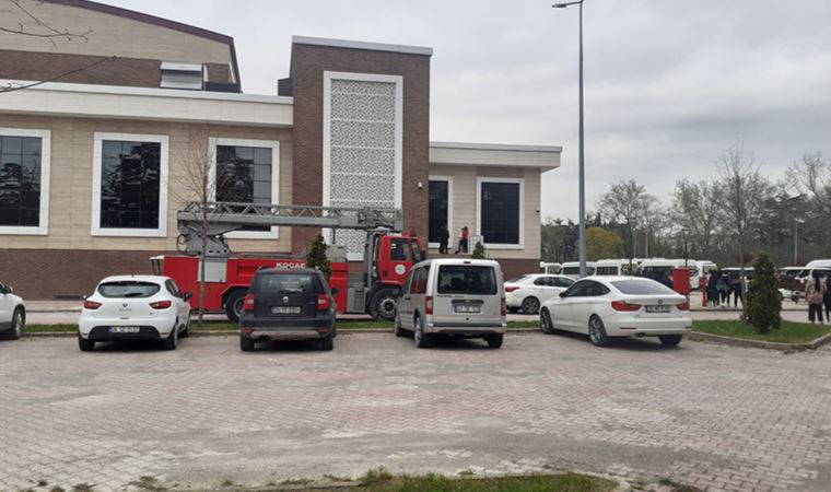 Üniversitenin konferans salonunda çıkan yangın korkuttu