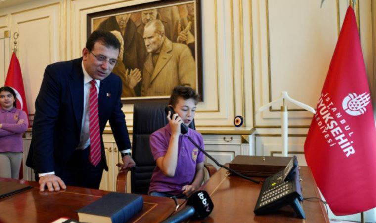Ekrem İmamoğlu, 23 Nisan'da koltuğunu Arif Kabasakal'a devretti (23 Nisan 2022) (Video Haber)