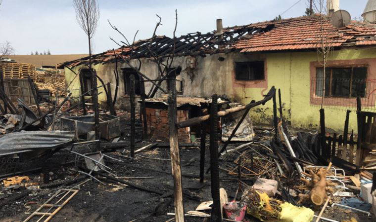 Ankara'da yanan evin sahibi hastanelik oldu, 8 tavşan öldü