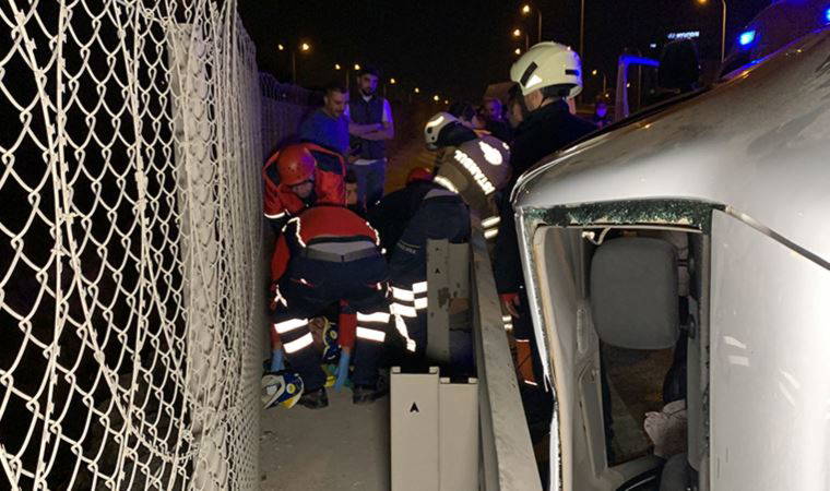 Sancaktepe'de bariyerlere çarpan otomobil yan yattı: 1 yaralı (24 Nisan 2022) (Video Haber)