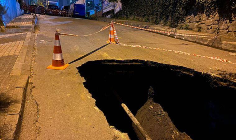 Şişli’de yol çöktü, etrafı kanalizasyon kokusu sardı (24 Nisan 2022) (Video Haber)