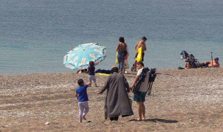 Antalya sahillerinde yoğunluk yaşandı (24 Nisan 2022) (Video Haber)