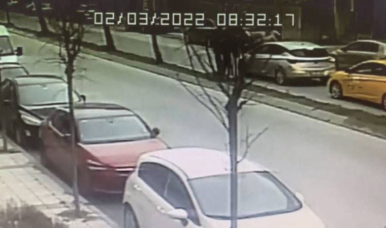 Trafikte korku dolu anlar: Çocuklu kadına aracın önünü kesip dehşeti yaşattı (25 Nisan 2022) (Video Haber)