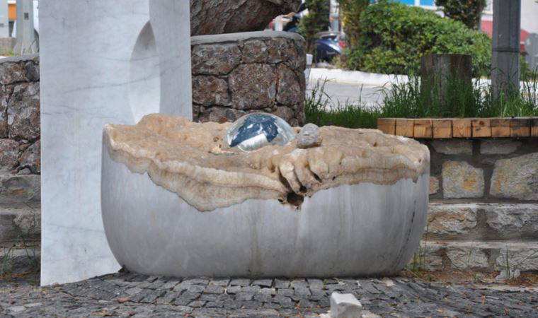 'Fikir Sağlığı Heykeli' tahrip edildi