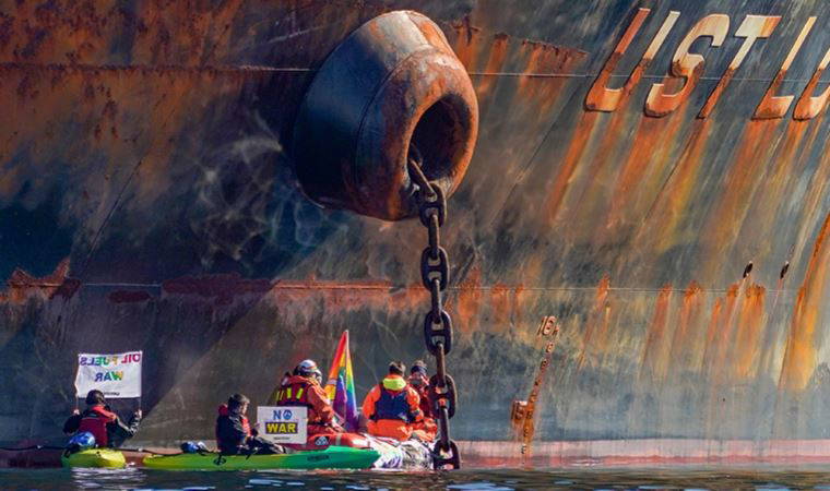Greenpeace üyeleri Rus tankerine kendilerini zincirledi