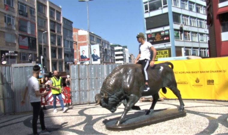 Kadıköy'de bakıma alınan Boğa Heykeli'nin üzerine çıkıp fotoğraf çektirdi (25 Nisan 2022) (Video Haber)