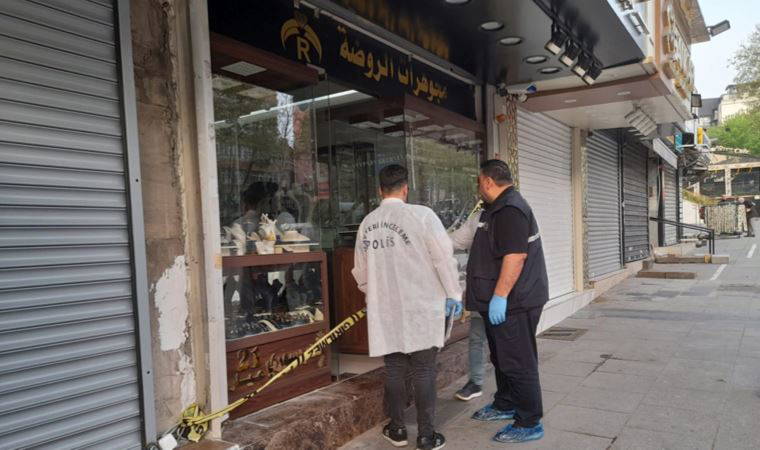 'Oksijen tüpüyle' kuyumcu soygunu: Duvarı delip içeri girdiler (26 Nisan 2022)