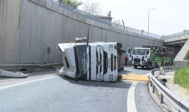 Büyükçekmece'de hafriyat kamyonu devrildi (26 Nisan 2022)