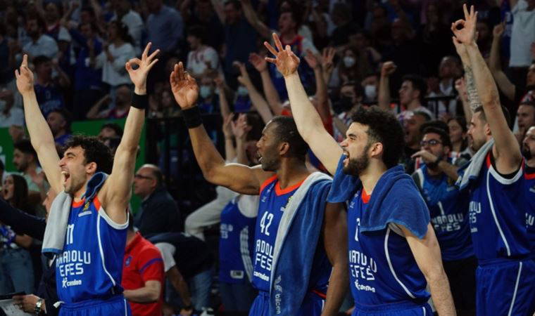 Anadolu Efes, seride öne geçti!