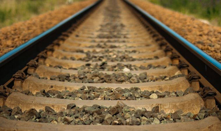 Karaman'da tren yolu hattından döşeme demiri çalan 4 şüpheli yakalandı