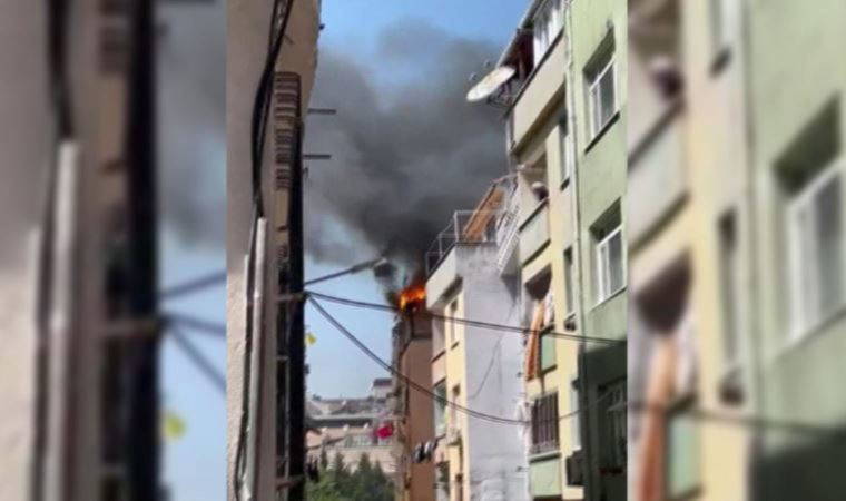 Bayrampaşa’da bir binanın çatı katı yangında küle döndü (28 Nisan 2022) (Video Haber)