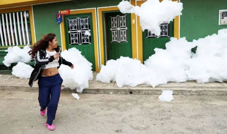Bogota sokaklarında zehirli köpük bulutları yüzüyor
