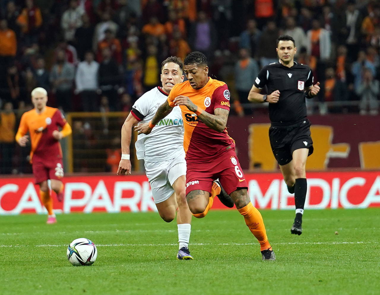 Rıdvan Dilmen: Galatasaray, Fenerbahçe maçına ayrı hazırlanır