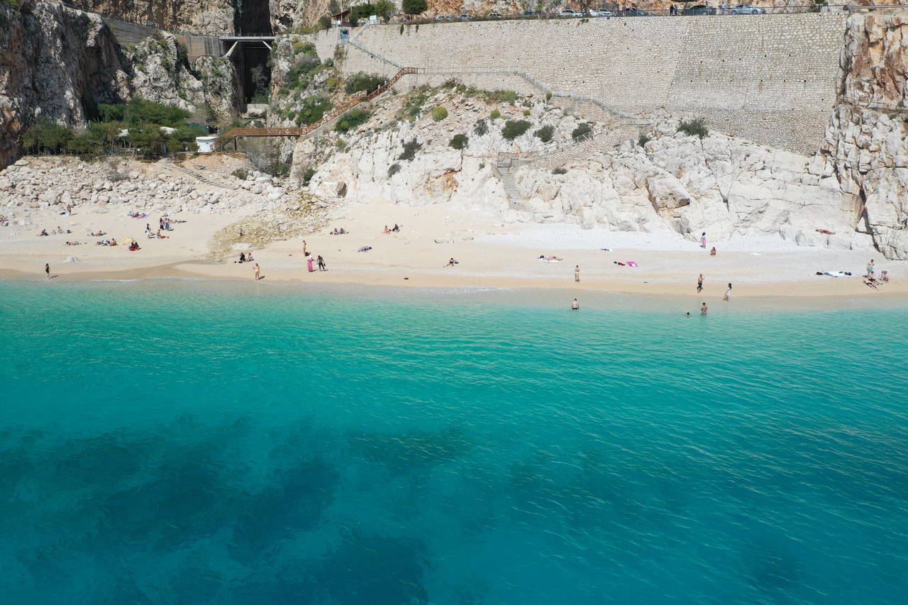 Termometreler 20 dereceyi gösterdi: Turistler Kaputaş Plajı'na akın etti