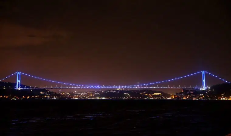 FSM Köprüsü, otizme dikkati çekmek için ışıklandırıldı