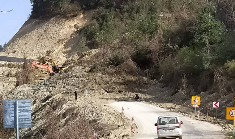 Kastamonu'da iki heyelan; Çatalzeytin- Kastamonu yolu ulaşıma kapandı