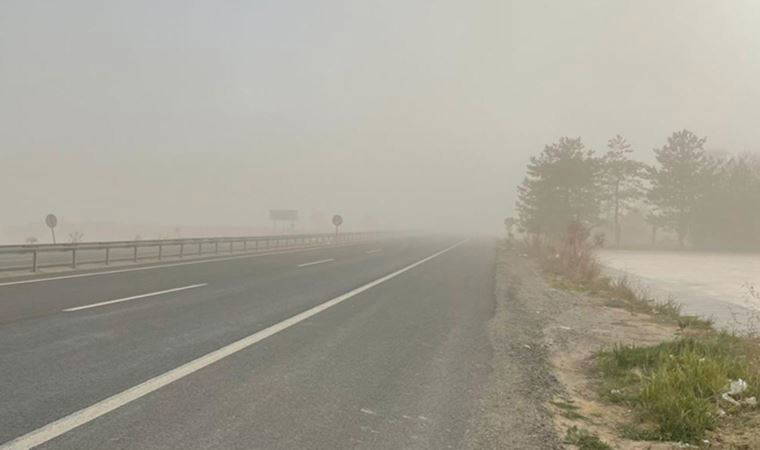 Konya'da kum fırtınası etkisini gösterdi