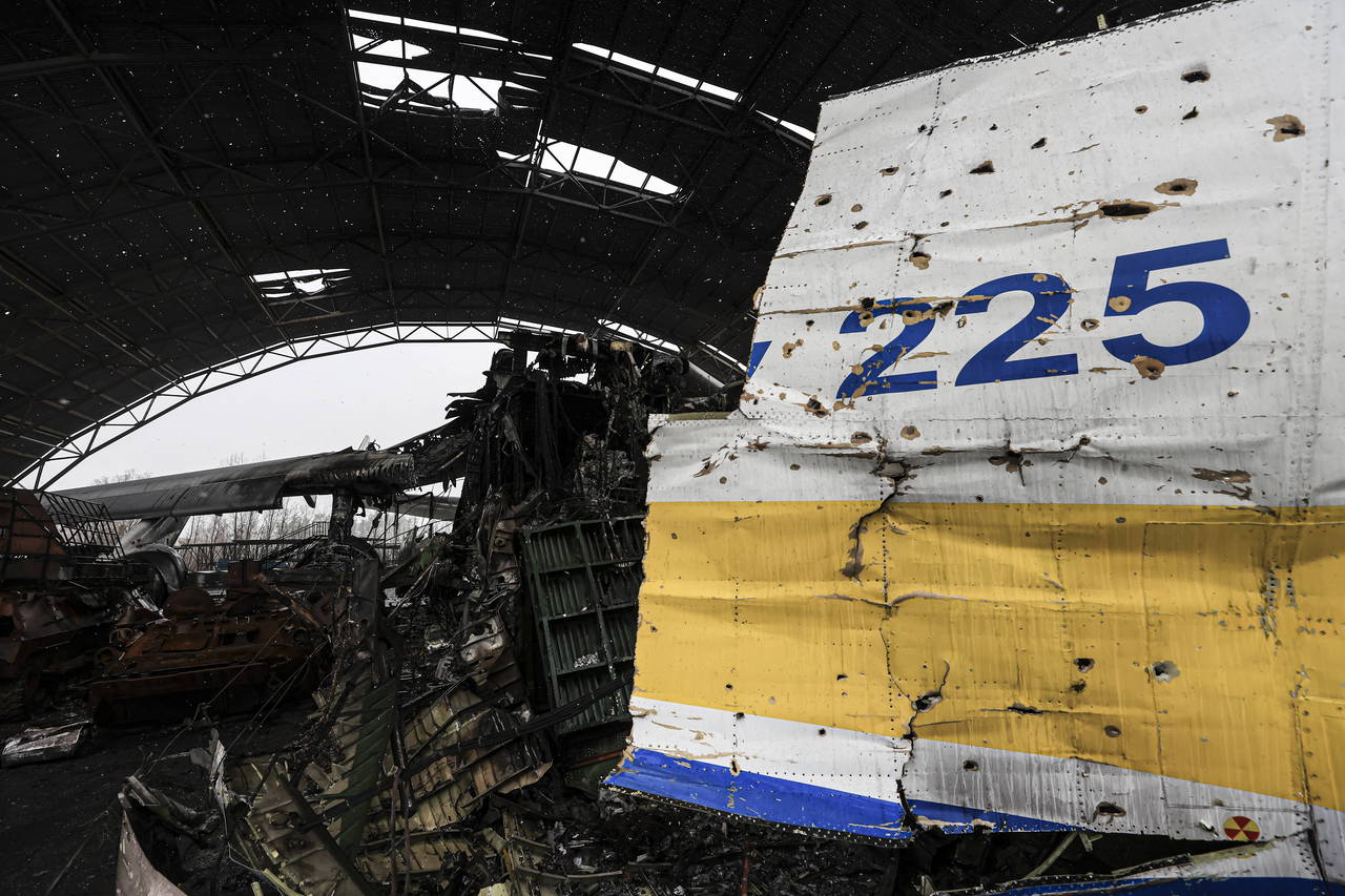 Dünyanın en büyük kargo uçağı Antonov An-225'in enkazı görüntülendi