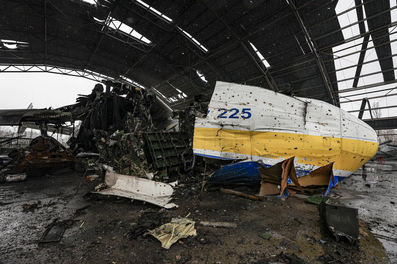 Dünyanın en büyük kargo uçağı Antonov An-225'in enkazı görüntülendi