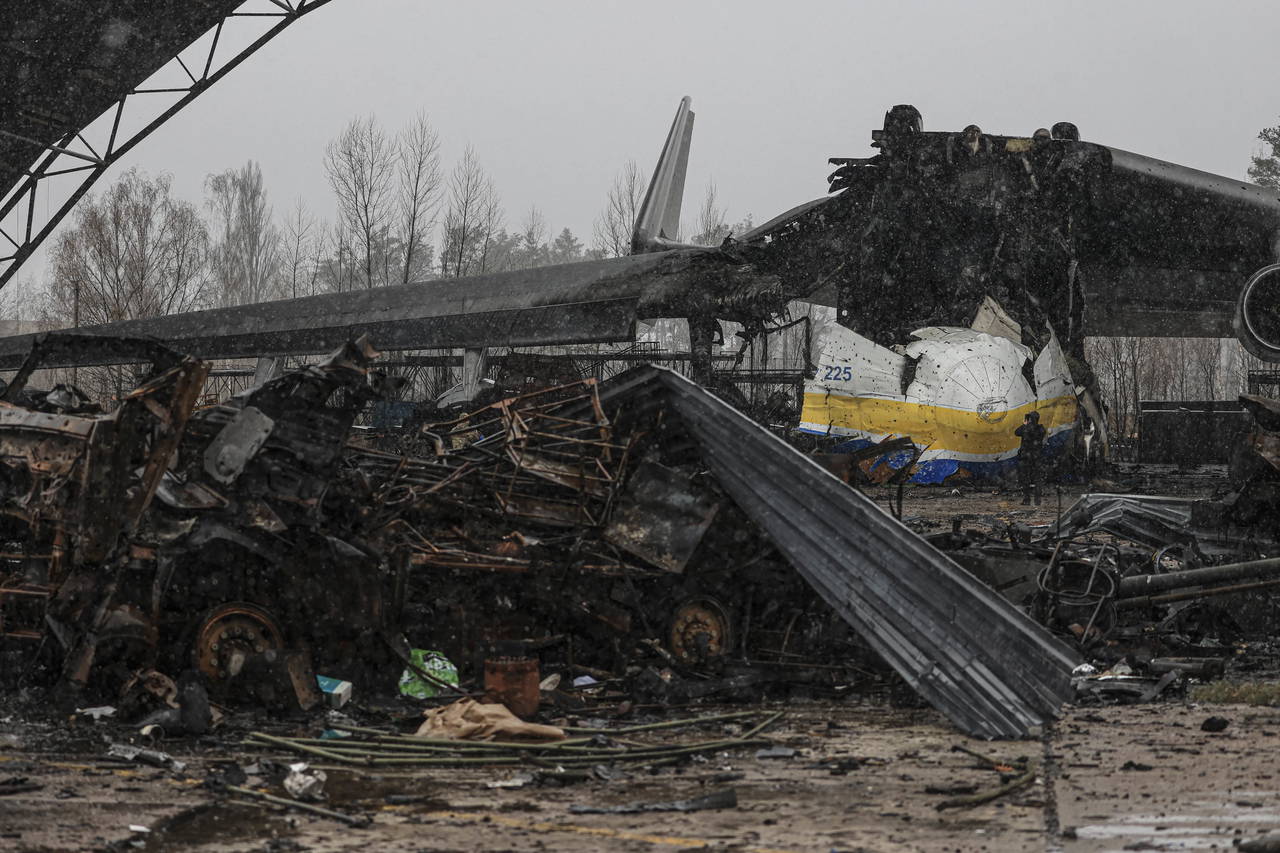 Dünyanın en büyük kargo uçağı Antonov An-225'in enkazı görüntülendi