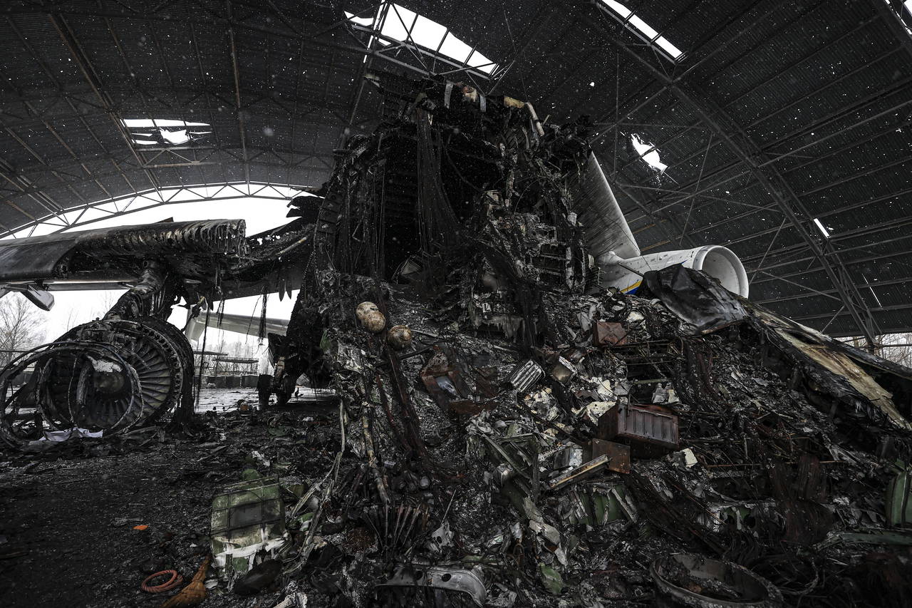 Dünyanın en büyük kargo uçağı Antonov An-225'in enkazı görüntülendi