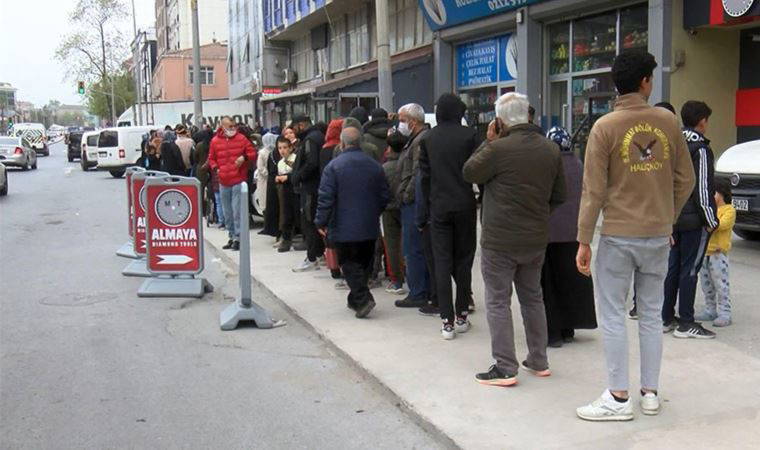 İstanbul'da yoksulluk manzarası: Ücretsiz ayakkabı için metrelerce kuyruk oluştu