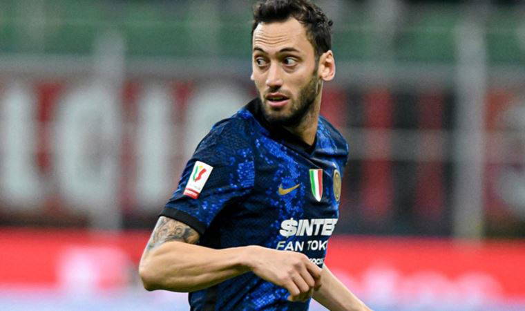 Inter, Juventus'u milli futbolcu Hakan Çalhanoğlu'nun golüyle yıktı