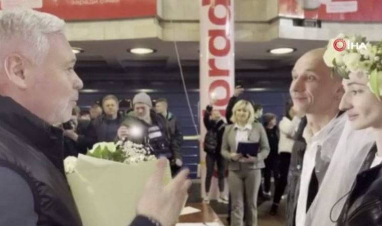 Sığınak olarak kullanılan metro istasyonunda evlendiler (04 Nisan 2022)