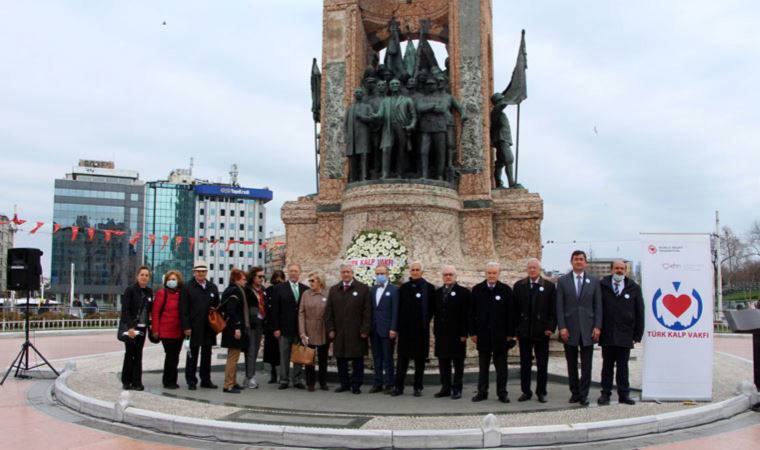 Türk Kalp Vakfı, Taksim Cumhuriyet Anıtı'na çelenk bıraktı