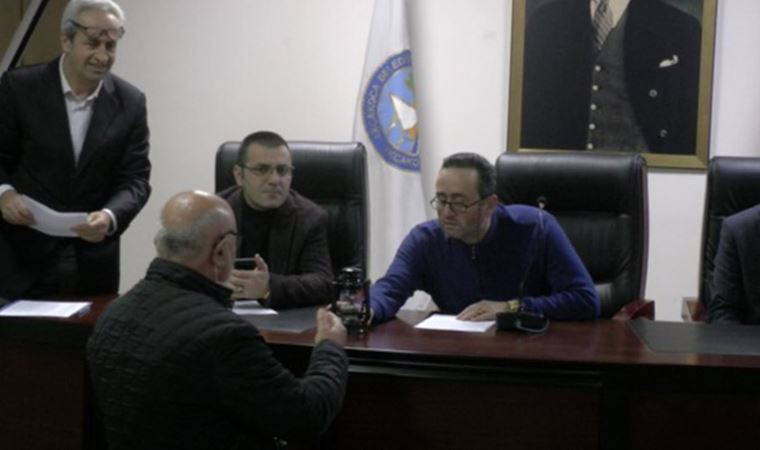 MHP'li Akçakoca Belediyesi'nin elektriği borcu nedeniyle kesildi, CHP'li meclis üyeleri başkana kandil hediye etti