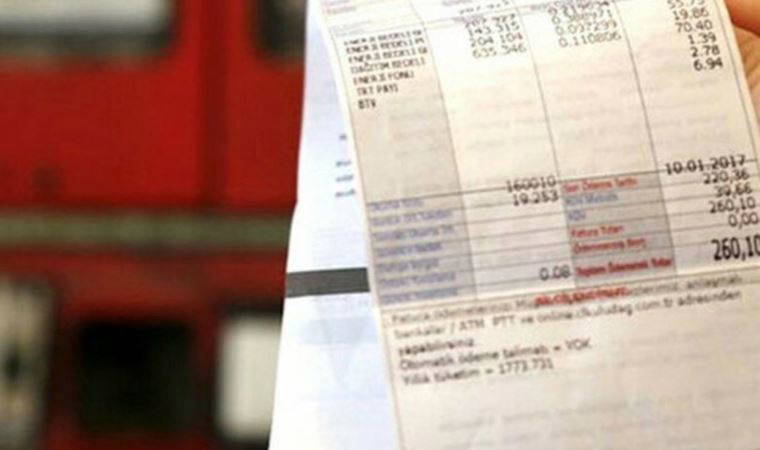 MHP'li Akçakoca Belediyesi'nin elektriği borcu nedeniyle kesildi, CHP'li meclis üyeleri başkana kandil hediye etti