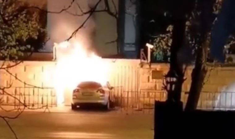 Rus büyükelçiliğinin kapısına çarpan araç yandı, sürücü öldü (06 Nisan 2022) (Video Haber)