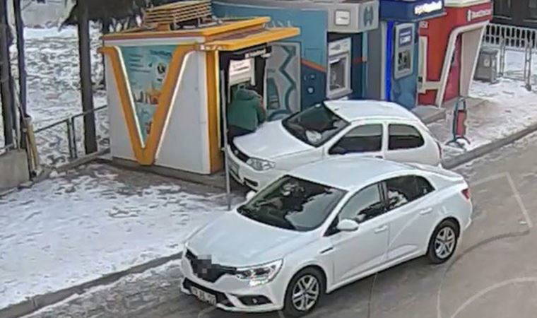 Yoldan çıkan aracın para çeken yurttaşa çarptığı kaza kameraya yansıdı