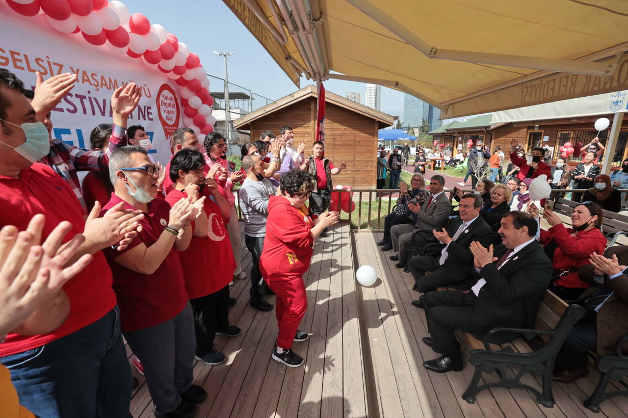İzmir’de rengarenk otizm festivali