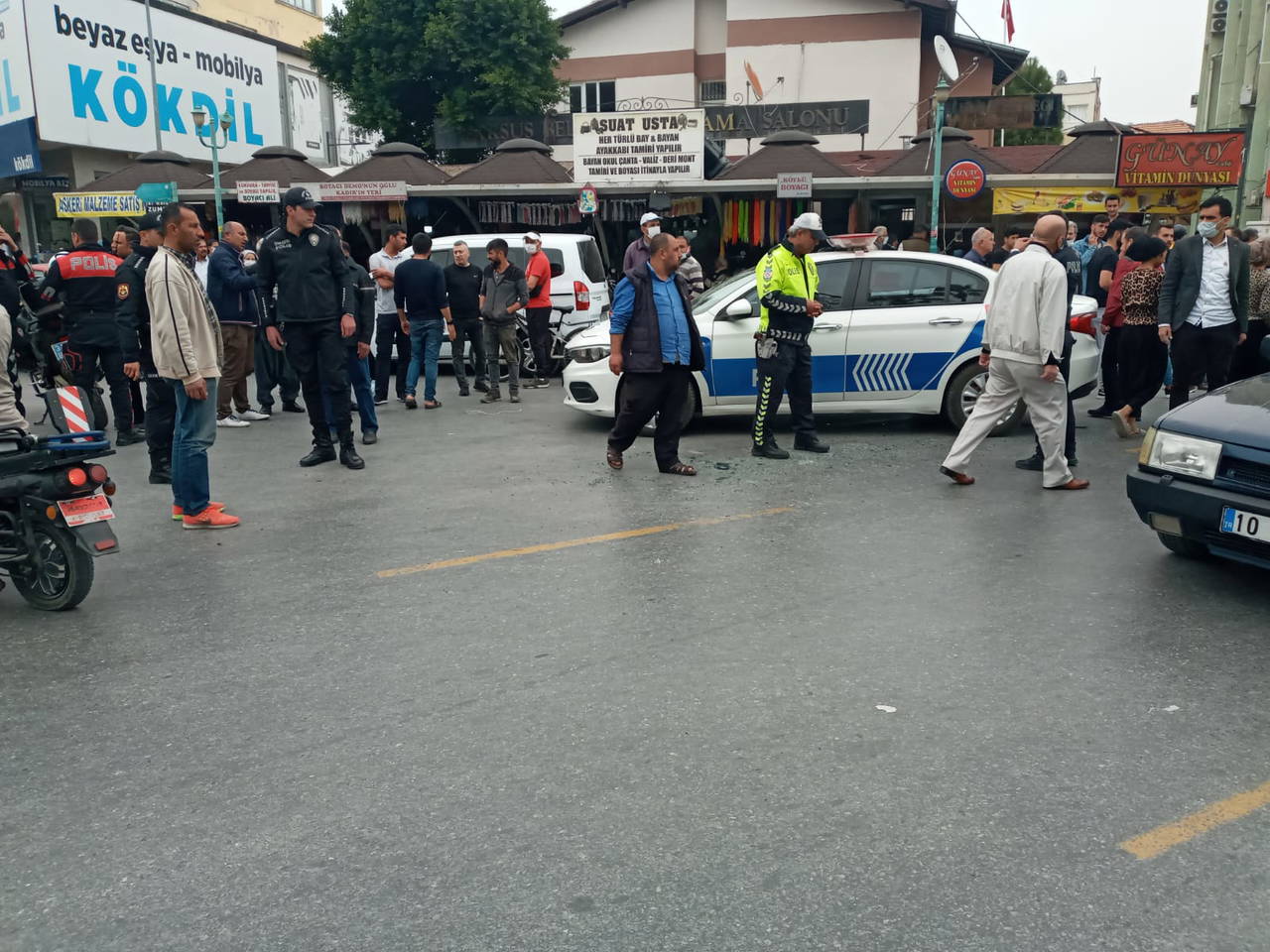 Gözaltına alınan zanlı polis aracının camından atlayarak kaçmaya çalıştı