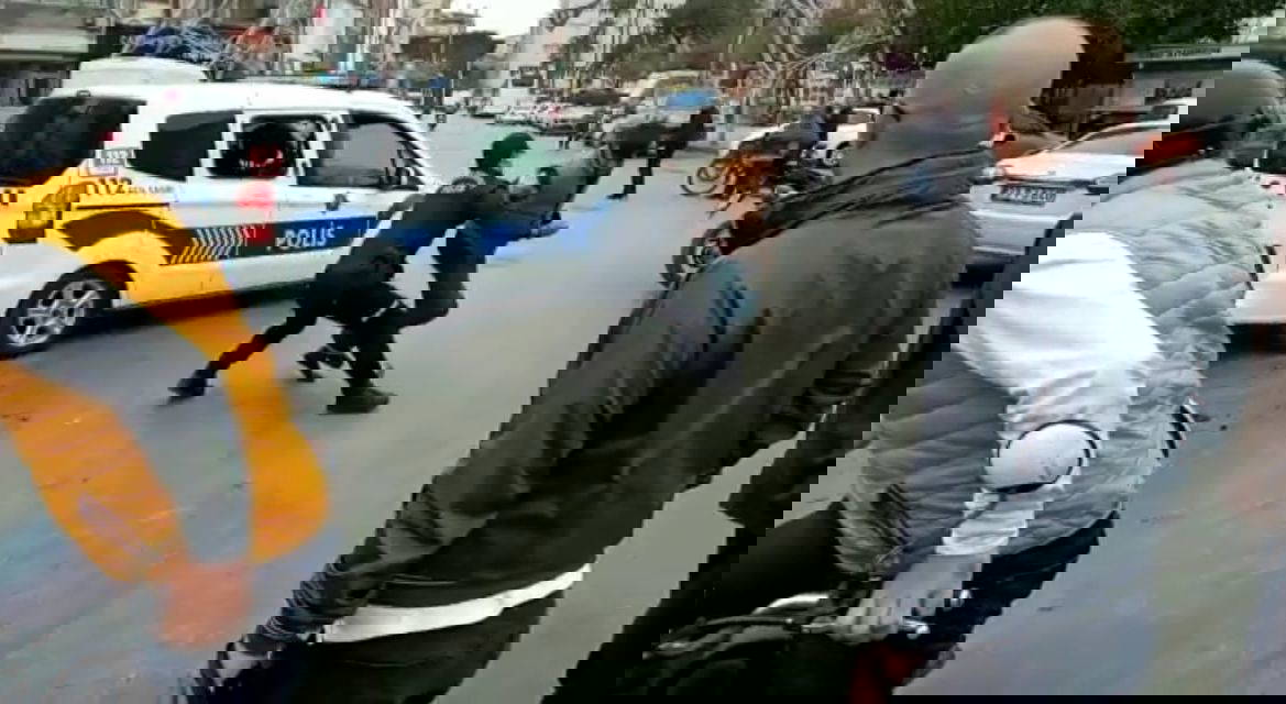 Gözaltına alınan zanlı polis aracının camından atlayarak kaçmaya çalıştı