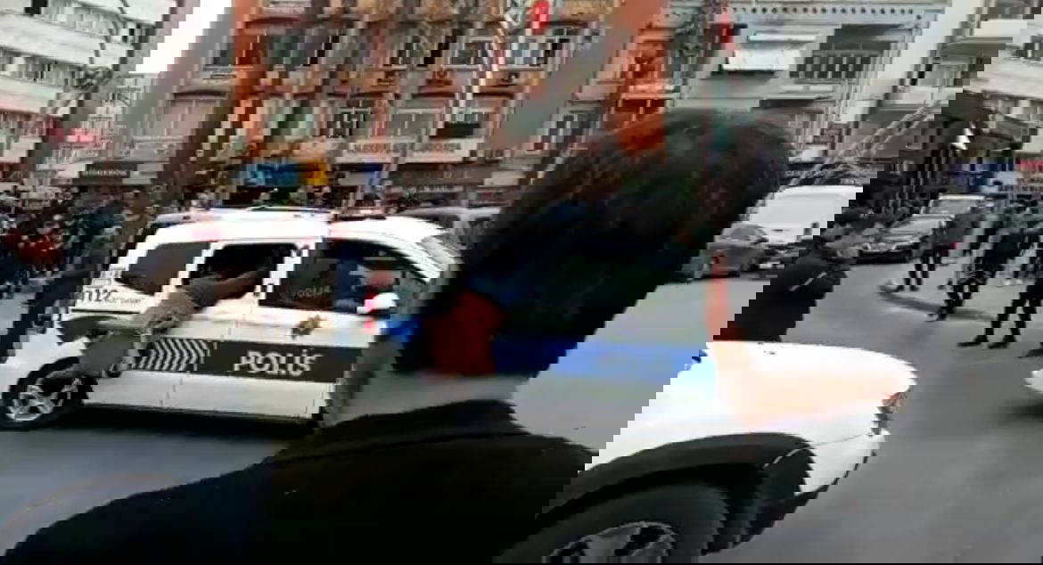 Gözaltına alınan zanlı polis aracının camından atlayarak kaçmaya çalıştı
