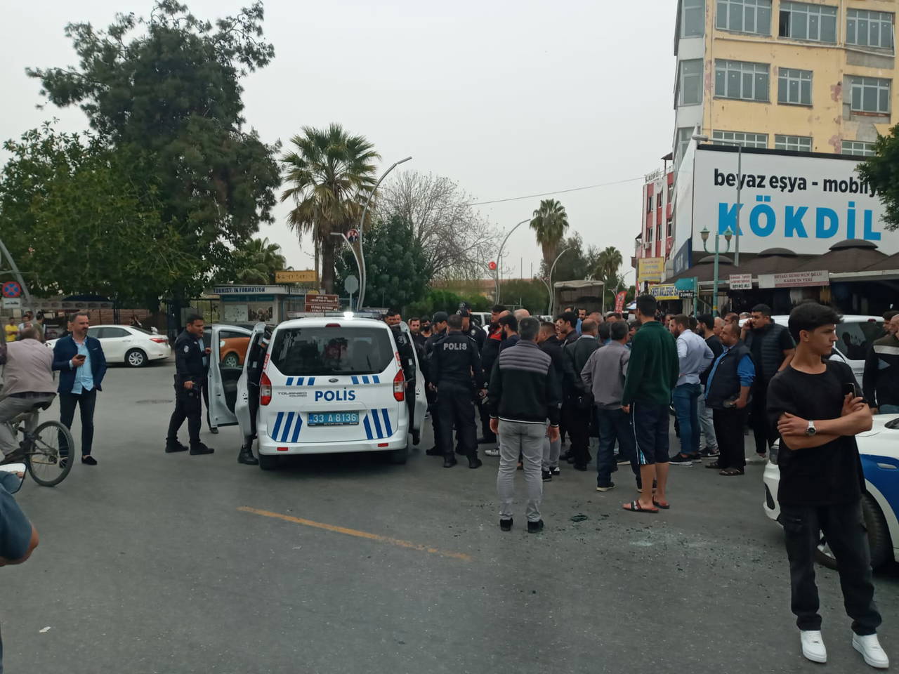 Gözaltına alınan zanlı polis aracının camından atlayarak kaçmaya çalıştı