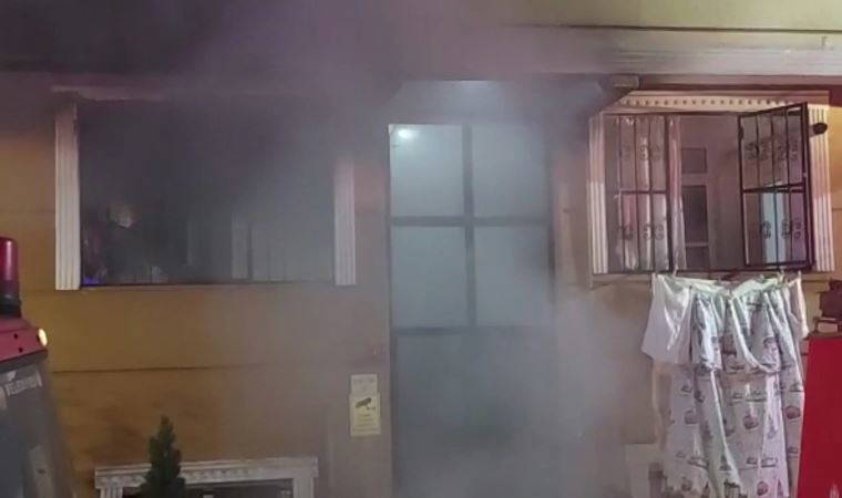 Tuzla'da 3 katlı binada yangın: 5 kişi hastaneye kaldırıldı (07 Nisan 2022) (Video Haber)